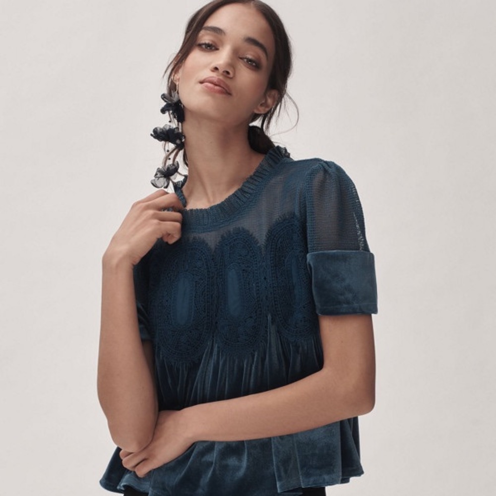 En Elly Velvet Scallop Top